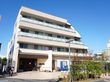 白い外壁でマンションのようにも見える施設の外観