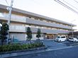 駐車場がある介護施設全体の外見