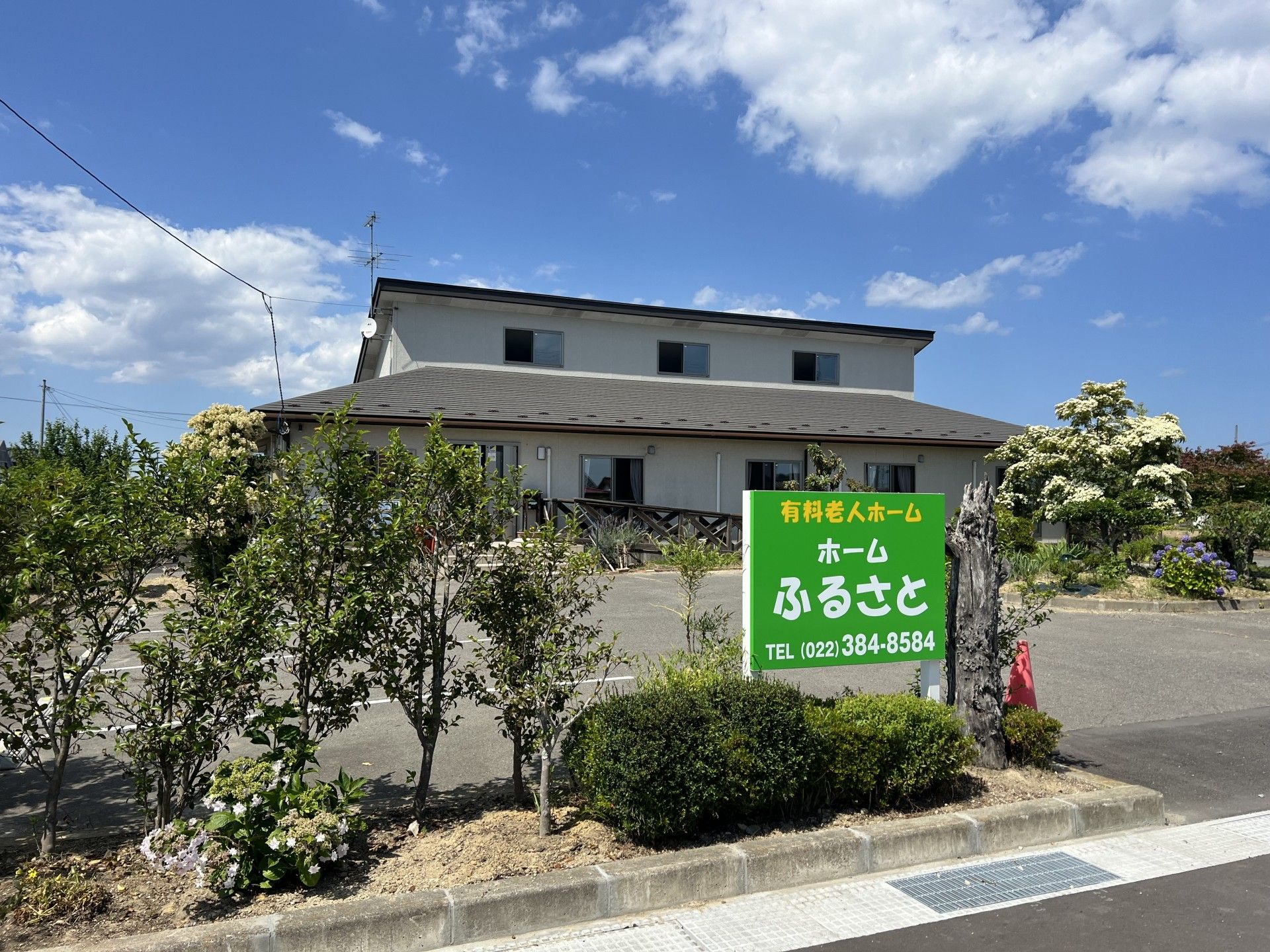 施設の建物に隣接してきれいに舗装された駐車場がある。複数台停められるので、面会の時などにはとても便利。