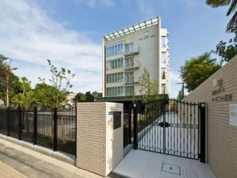 「アーバニティ若水」の外観。門構えが洋風な6階建てのお洒落なデザイン。