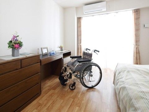 エアコンの設置された居室。チェストやベッド、机などの家具が置かれていても、車椅子で動き回れるスペースがある。