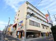 5階建てのサービス付き高齢者向け住宅で、下の階には飲食店が入っている。また1階にはパーキングスペースが用意されている。