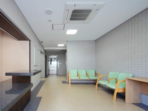 サービス付高齢者向け住宅 富士桜のエントランス。脇に備えている事務室には、毎日24時間スタッフが常駐しております。