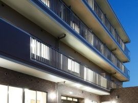 サービス付高齢者向け住宅 富士桜の外観。大きな駐車場を完備しておりますので、ご来訪の際はお車でのお越しが出来ます。