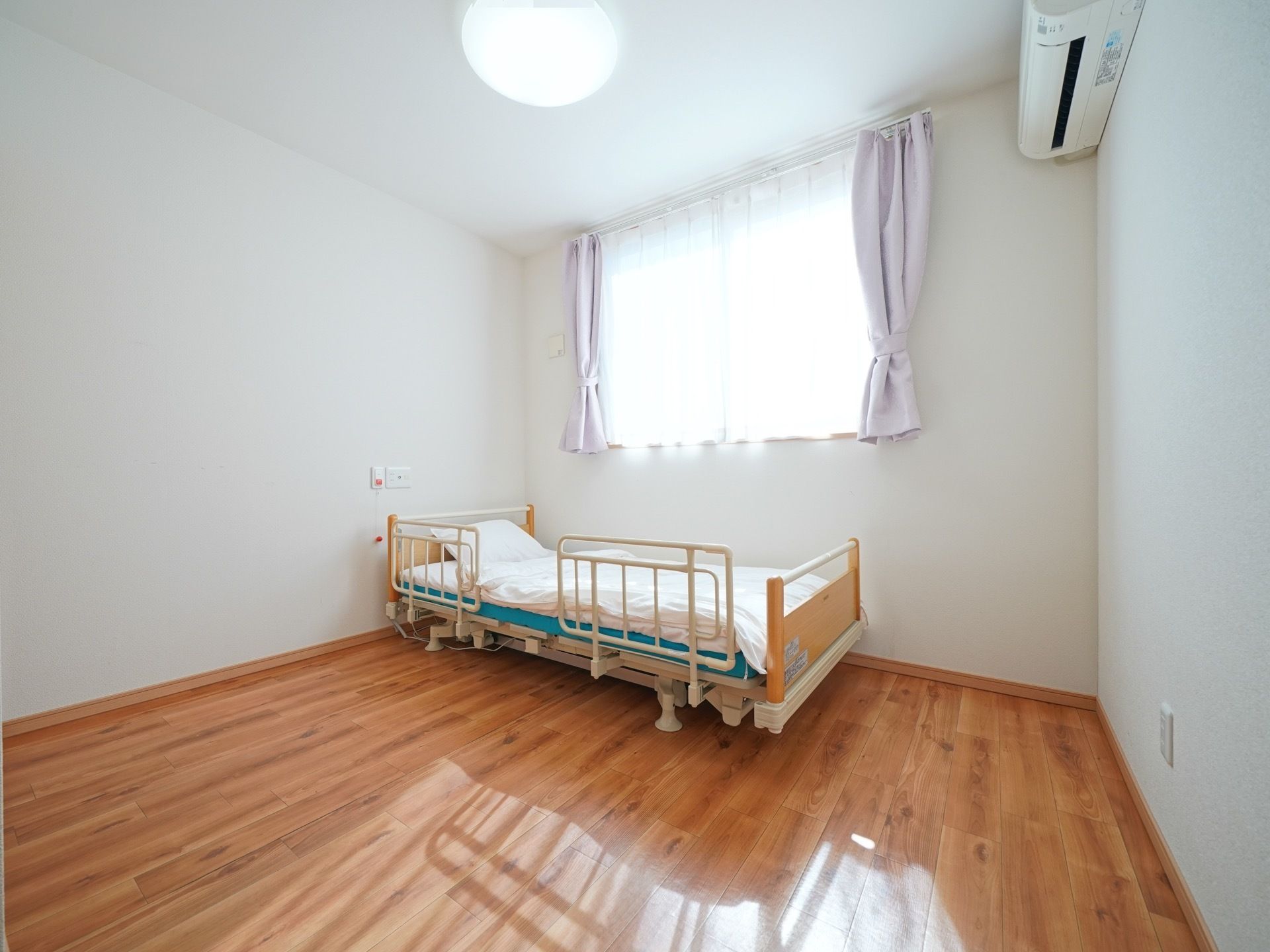 居室にはベッドが設置されている。転落を防止する柵が取りつけられているので、夜も安心して休むことができる。