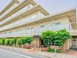 施設はベージュ色を基調とした清潔感のある５階建ての建物である。ベランダが多く設置されており、開放感のある構造である。