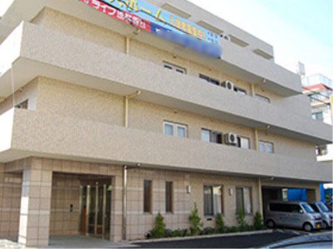 ベストライフ吉祥寺Ⅱの外観。４階建ての施設。