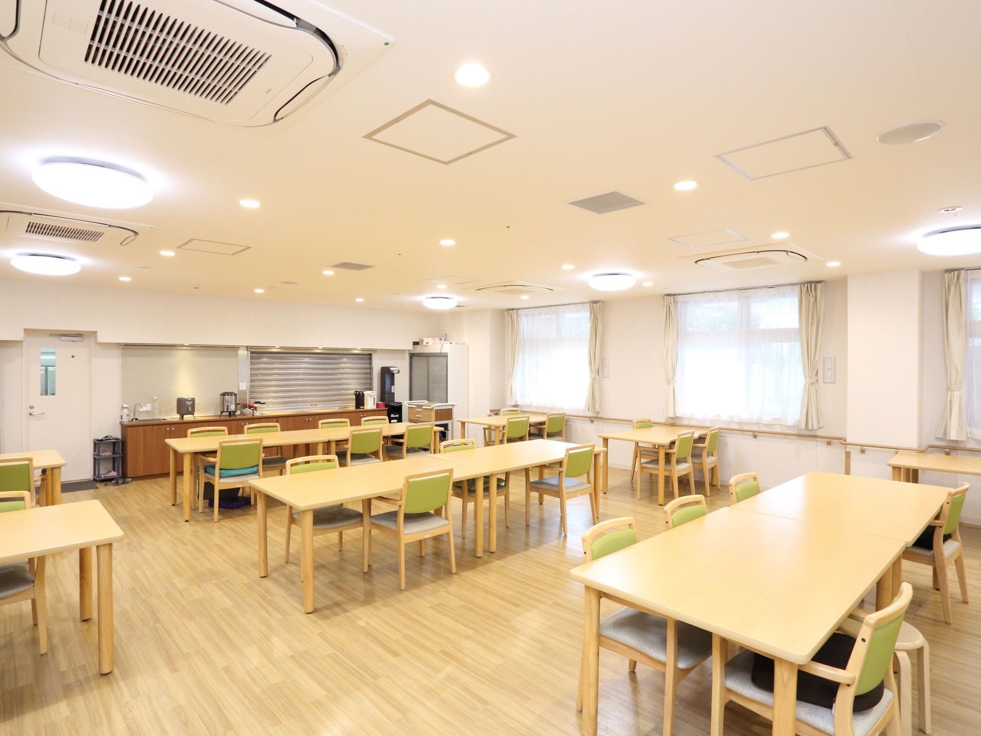 広々とした食堂にはゆったりとテーブルが並んでいる。壁側のカウンターにはポットなどの細々した備品が置いてある。