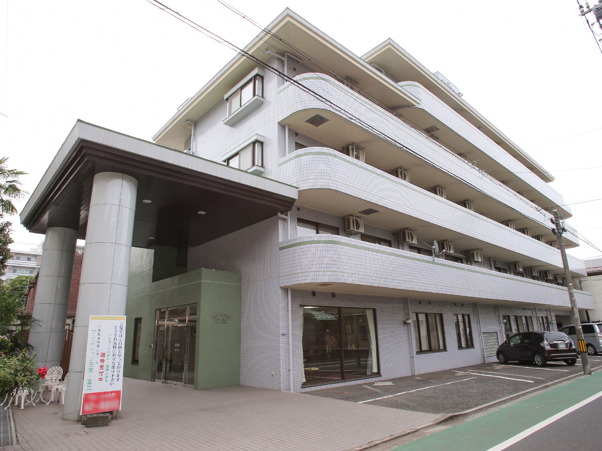 ５階建ての、一般の集合住宅のような造りの建物である。施設前は駐車スペースがあり、車が２台停まっている。
