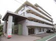 ５階建ての、一般の集合住宅のような造りの建物である。施設前は駐車スペースがあり、車が２台停まっている。