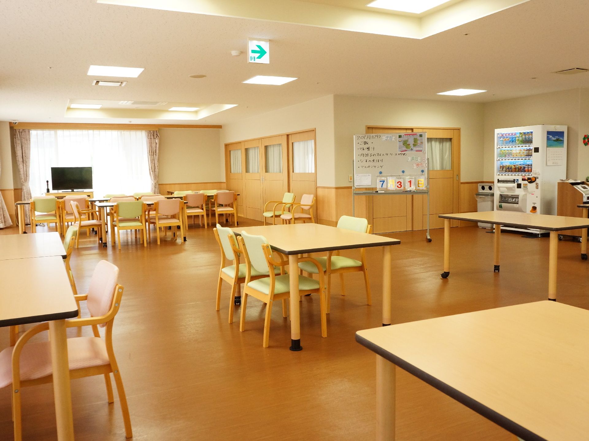 ジュースなどの自動販売機が設置されている食堂兼居間である。その前には白板があり本日の料理の献立が書かれている。