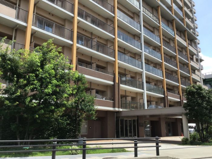 施設の建物は、ブラウンを基調とし、高層マンションのようなつくりとなっている。施設前に数本の植木が並んでいる。