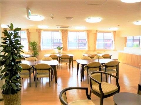 日生オアシス新座のパブリックスペース。毎日沢山の方々で賑わう、楽しいお食事風景となっております。
