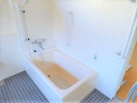 日生オアシス新座の浴室。プライバシーをしっかりと守りながらご自宅のようにゆっくりとご入浴をしていただけます。