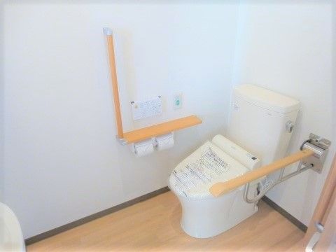 日生オアシス新座のトイレ。お一人でのご利用も安心して行えるよう、トイレ内にはナースコールが完備されております。