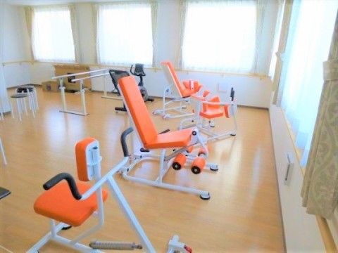 日生オアシス新座の油圧式マシン。日々のリハビリを楽しくしていただけるマシンを多数ご用意しております。
