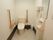 一般家庭に設置されているのと変わらないトイレが用意されている。少し広めに作られているので、ゆとりを持って移動が出来る。