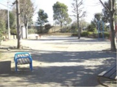 アビタシオン若葉の周辺環境。日中、日差しが気持ち良いこちらでは多くの子供達が賑やかに遊んでおります。