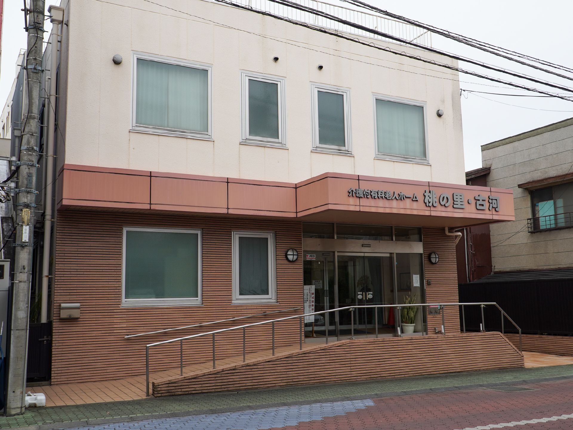 バリアフリー化された、手すりが設置してある玄関