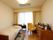 白を基調とした明るい居室である。天井にエアコンが設置されているので、部屋が広く見えて、空気の循環がよい。