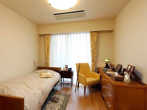 清潔感のある明るい居室である。テレビやベッド、エアコンなど生活に必要な家具備品が揃っているので、わざわざ購入する必要がない。