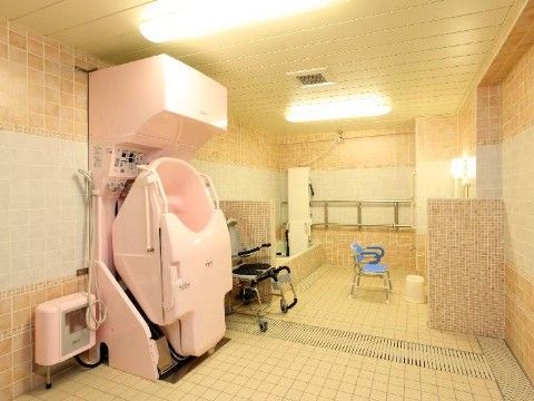 特殊な機械浴槽を完備している浴室は、清潔感があり十分な広さがある。最新式の設備を完備して、入居者様が快適に過ごせるように配慮している。