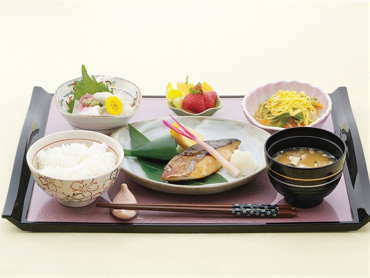 上品なお盆の上にきれいに並べられた、入居者向けの食事