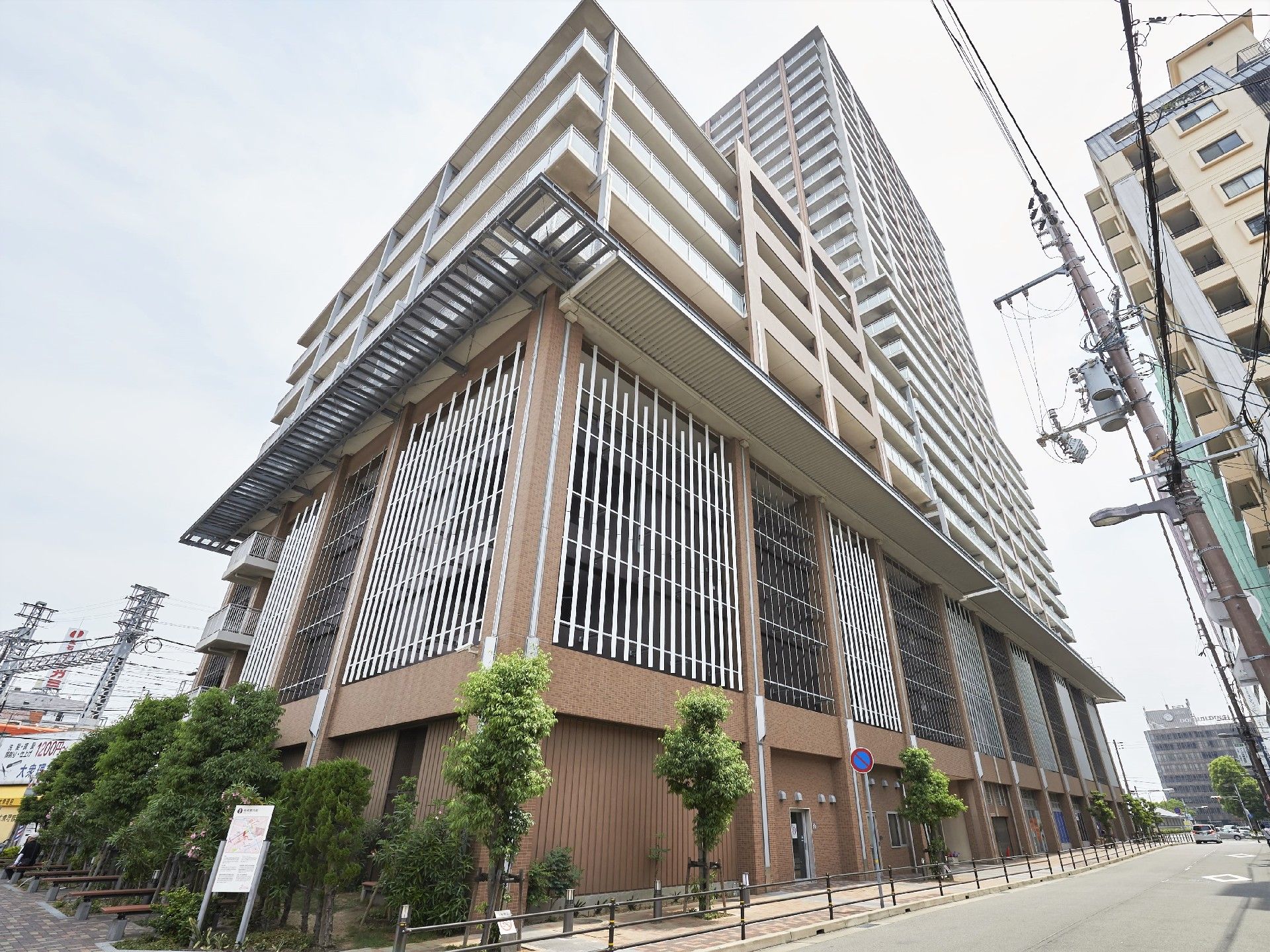 近代的な８階建ての建物である。メイン道路に面した角地なので、車での来訪が便利である。最寄り駅からは徒歩圏内である。