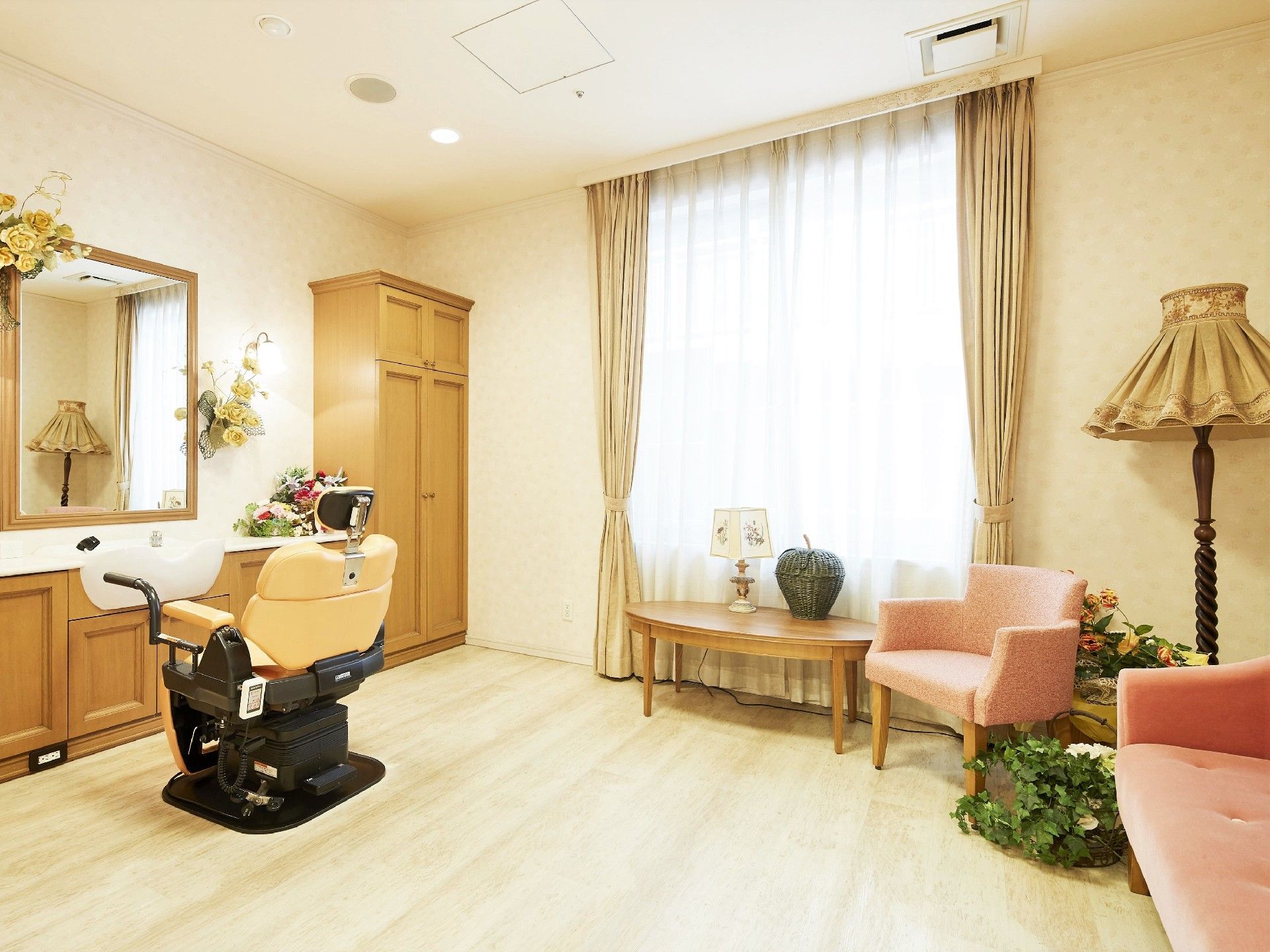 施設内には理美容室を完備している。体調が悪く入浴ができない時には、介護スタッフが洗髪をするのでさっぱりできる。