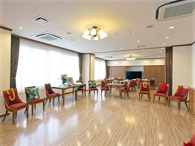 広々とした部屋の中に、レイが置かれた椅子が円状に並んでいる様子