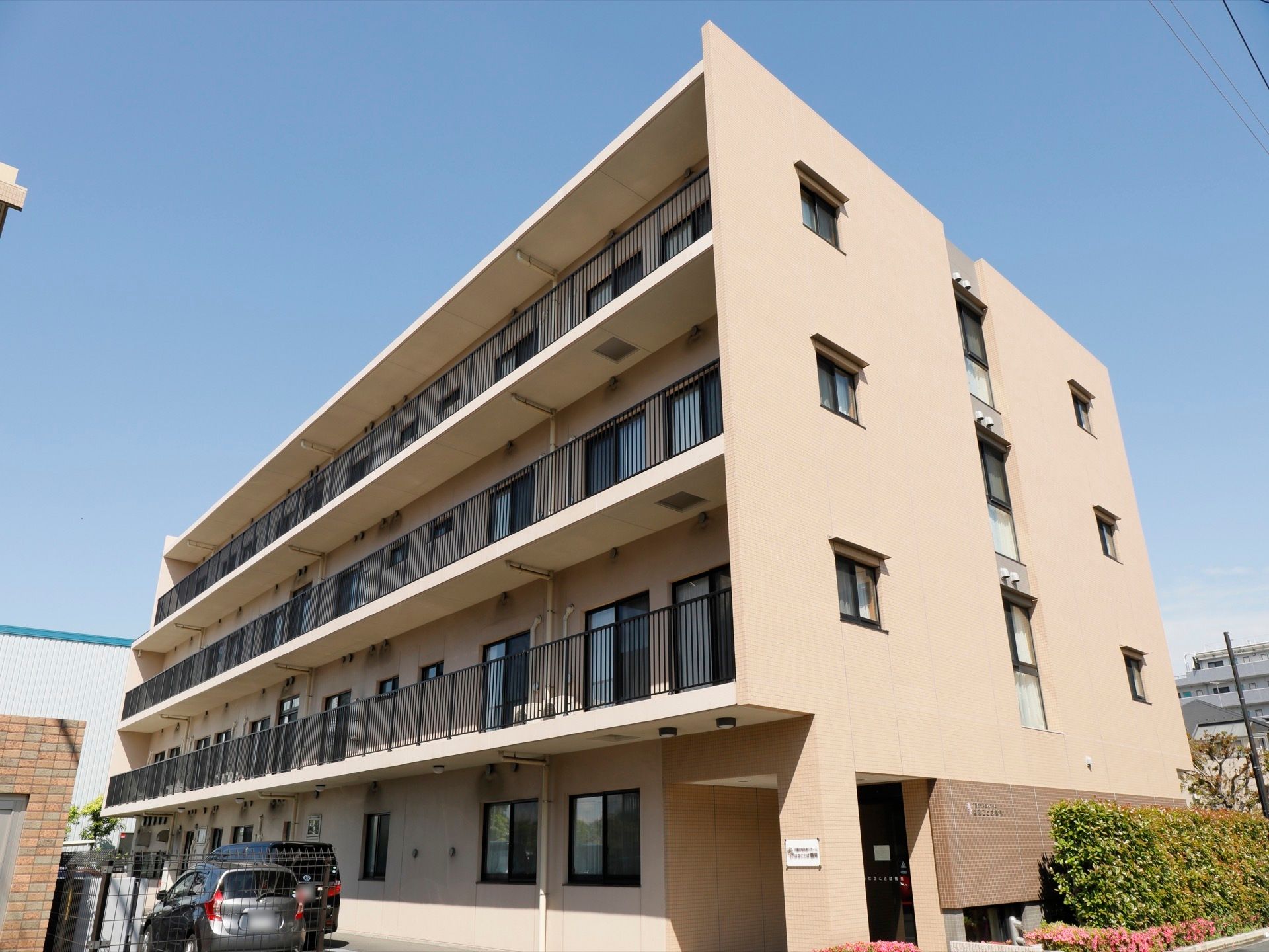 鉄筋コンクリート造地上４階建ての介護付き有料老人ホームである。安心して長く住み続けていただけるよう、スタッフ一同が連携している。