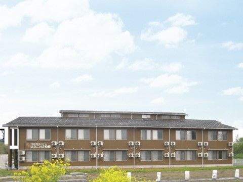 はなことば 柏崎の外観。ホームを取りか組む芝生には青々とした緑が風になびいている。西洋の景色のようだ。
