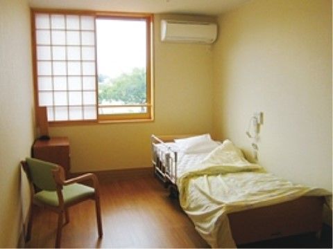 はなことば 柏崎の居室。ご自宅より生活用品・家具を持ち込んでの居室環境をお作りいただけます。
