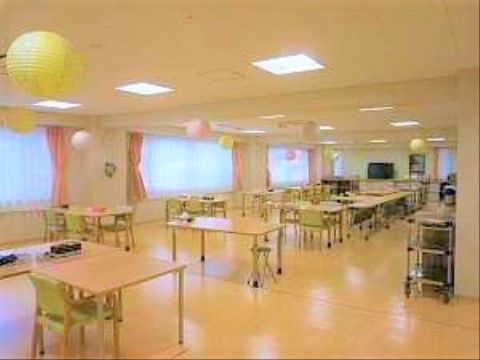はなことば 新潟２号館の食堂。日々のお食事以外にも、イベントやレクリエーションを催す広い食堂です。