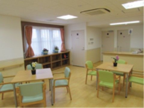 はなことば 新潟２号館の共有スペース。おさんぽのご休憩や、入居者様同士でのごご歓談、ご面会など多目的にお使いいただけます。