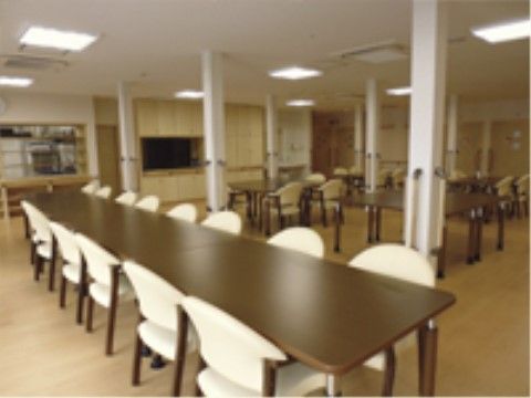 はなことば 柏崎２号館のダイニング。日々のお食事だけでなく、イベントやレクリエーションの催しも行なっております。
