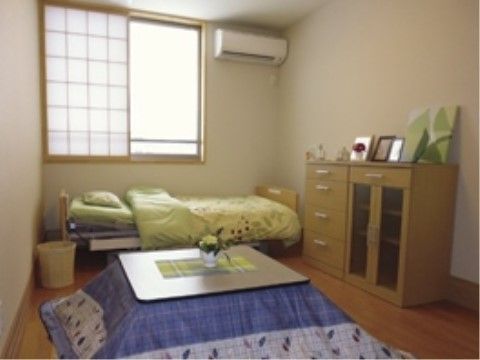 はなことば 柏崎２号館の居室。ご自宅と変わらない生活をお送りいただけるアットホームな環境の居室をご用意しております。
