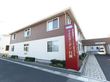 外観は落ち着いた茶色と白のツートンカラーの２階建てである。施設名が大きく表記された看板が立っている。