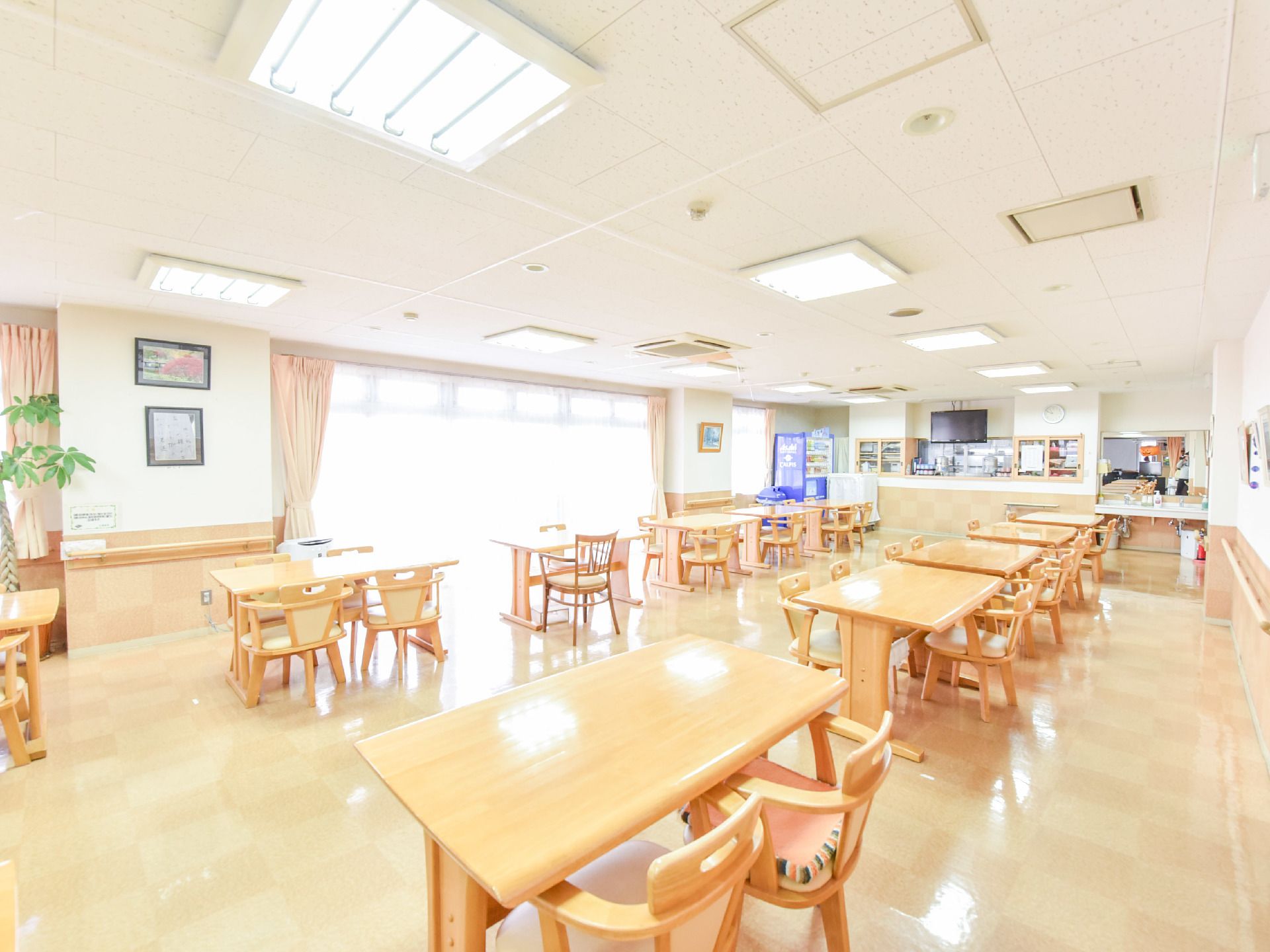 広々としたダイニングルームには、自動販売機を用意している。また壁には絵画があり、観葉植物なども飾られている。