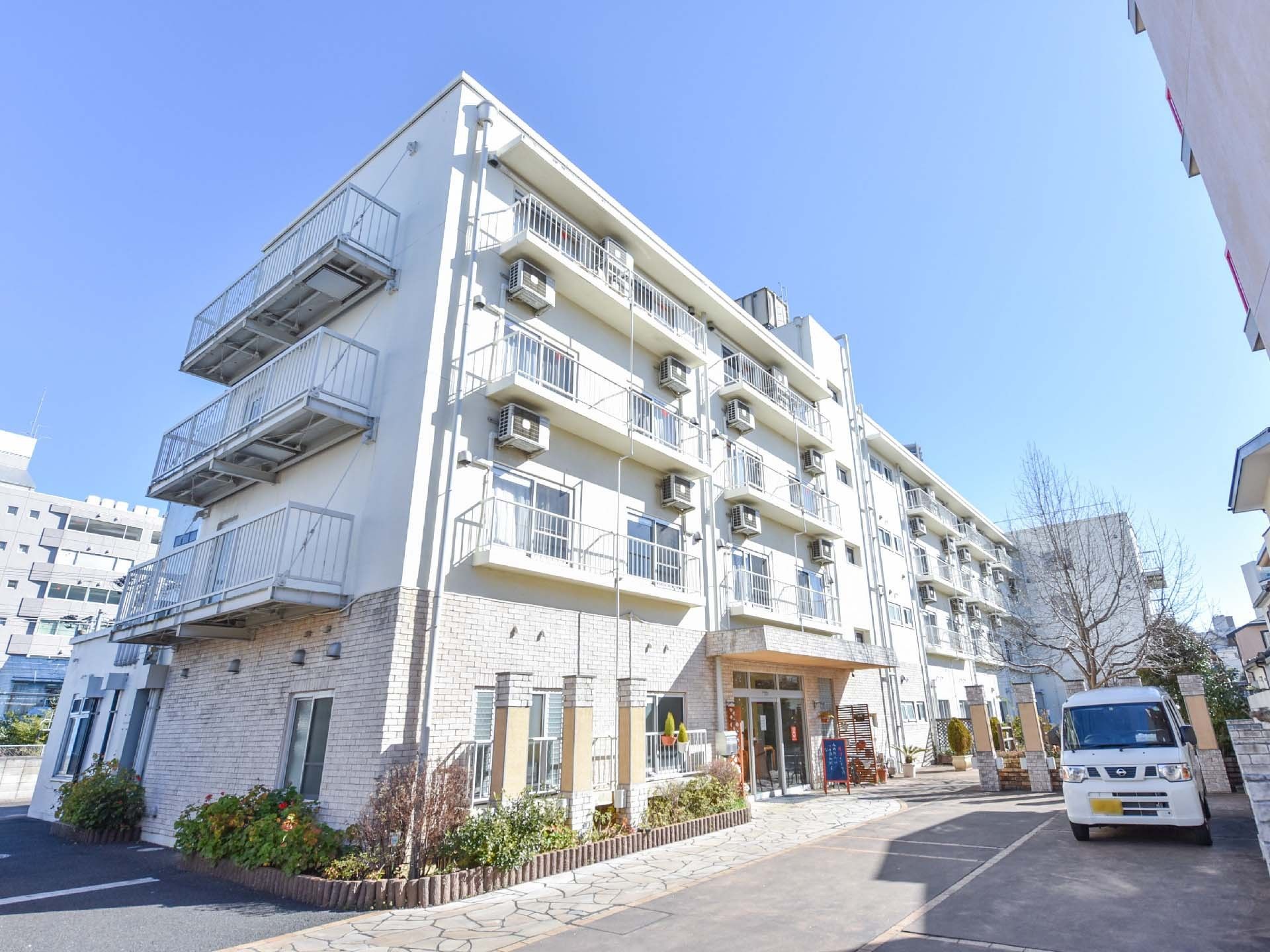 立川駅からも近く、国営昭和記念公園すぐそばの施設となっている。建物は4階建てで、エントランスには乗降スペースがある。