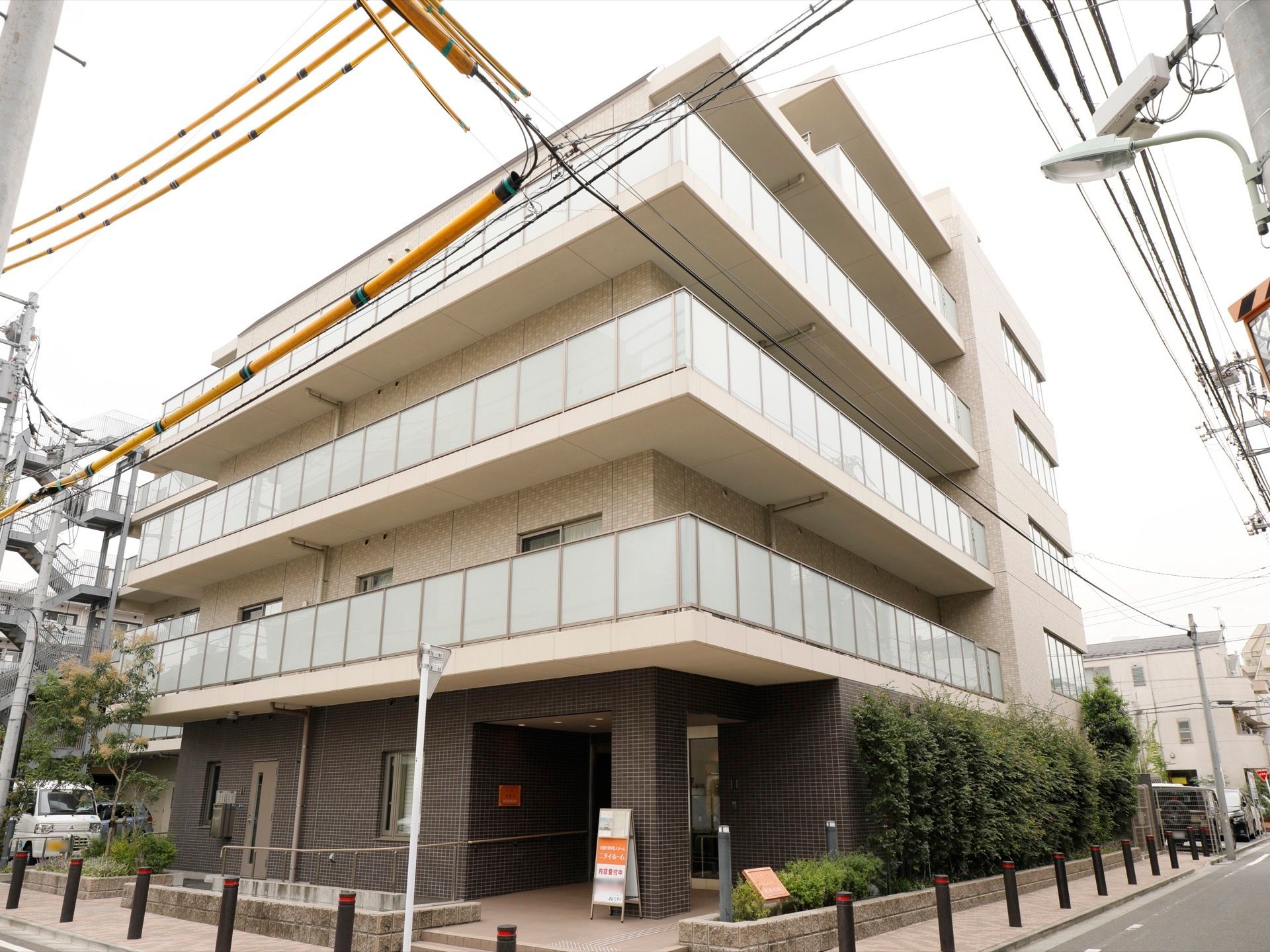 地上５階建ての鉄筋コンクリート造りの施設。施設の周囲に歩道が整備されており、自動車をガードするためのポールが連続して設置されている。