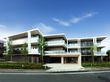 澄んだ青空の下に建つ、屋根や柱の白がまぶしい３階建ての施設である。建物の周りには、いろいろな植物が植えられている。