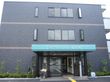 新築そうな施設の正面入口