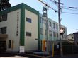 緑豊かな建物正面