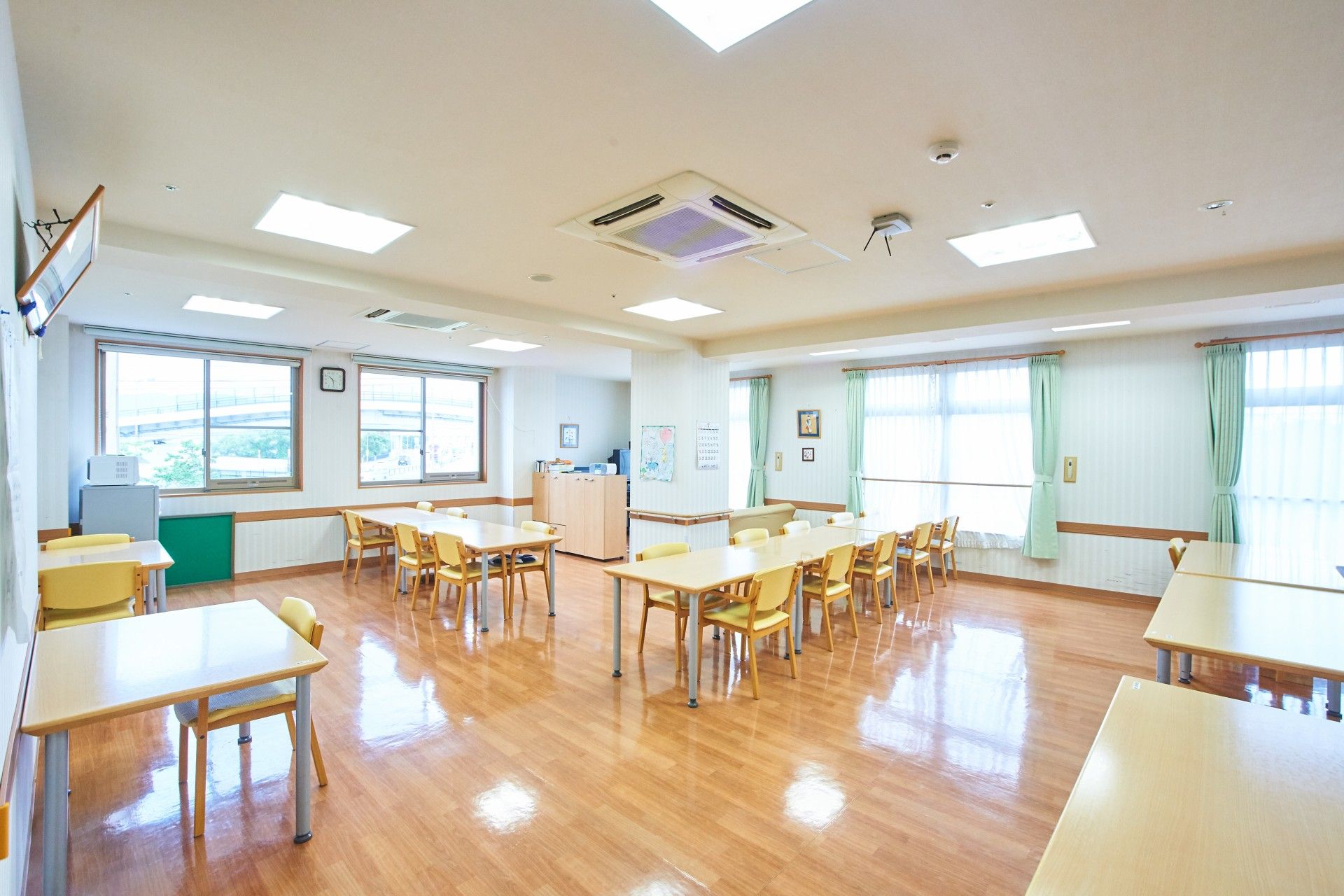 明るい食堂の様子