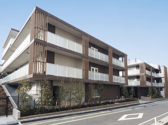 モダンなデザインの建物外観