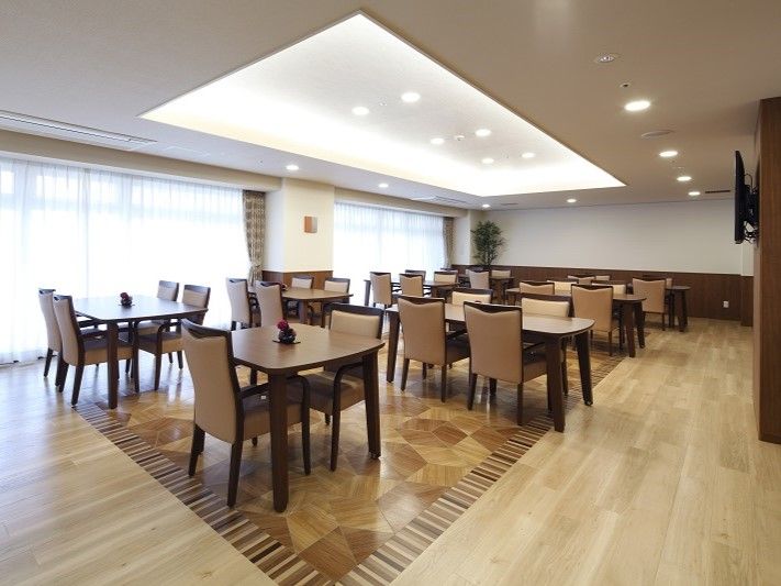 「ニチイホーム鷺ノ宮」のリビング＆ダイニング。広々とした開放感のある食堂。