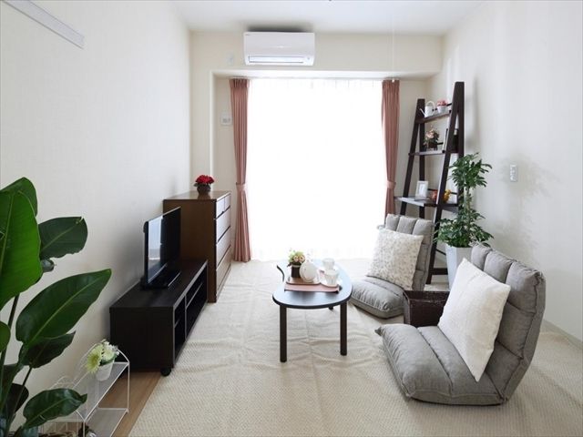 座椅子に座って、2人でテレビを見ることのできる個室