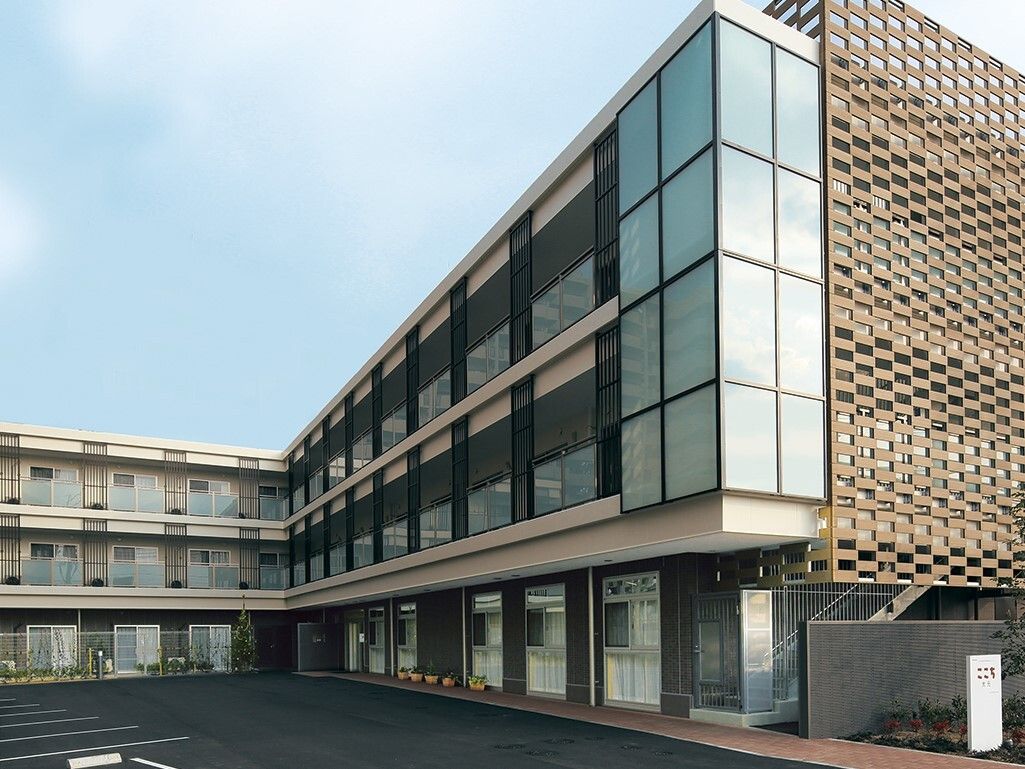外壁がデザイン性に富んでいる、3階建ての施設の外観