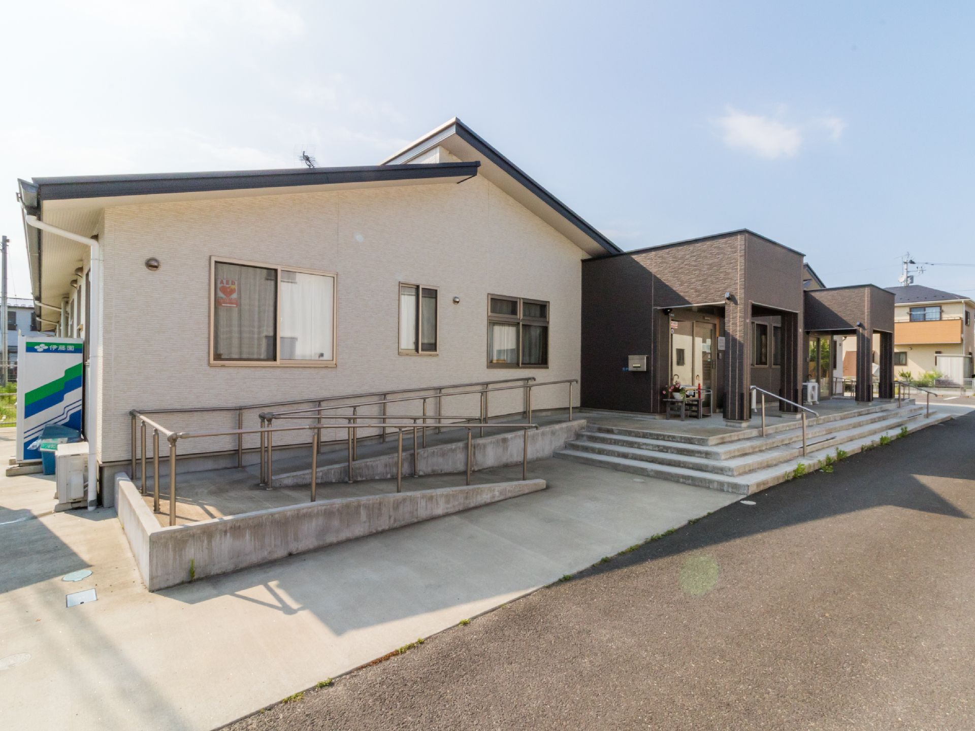 施設の外は階段とスロープに分かれていて、施設内へ入ることができる。どちらにも手すりがりつけられている。また、自動販売機も敷地内にある。